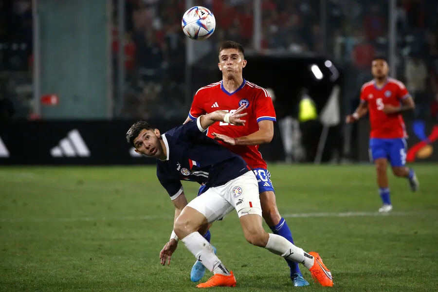 Soto tiene presencia en La Roja y es indiscutido en Huracán. | Foto: Photosport