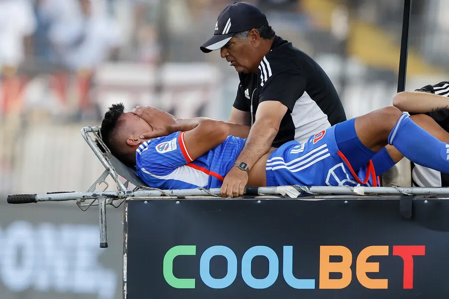 José Castro sufrió una terrible lesión en el Superclásico ante Colo Colo. | Foto: Photosport