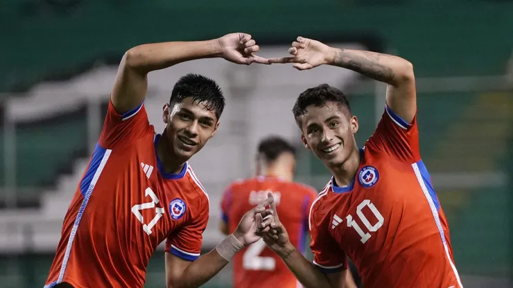 Lucas Assadi (derecha) festeja con Darío Osorio, su compañero en la selección de Chile, luego de anotar ante Bolivia en el Sudamericano Sub20, el martes 24 de enero de 2023, en Palmira, Colombia (AP Foto/Fernando Vergara)