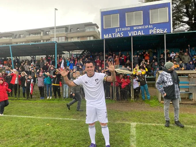 Esteban Paredes sigue generando el gran cariño por parte de los hinchas | Foto: Municipalidad de Villarrica