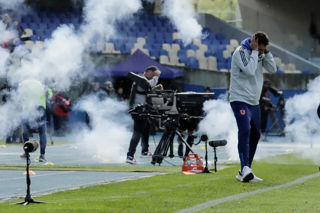 El Clásico Universitario se suspendió por incidentes en el Estadio Ester Roa (Photosport)