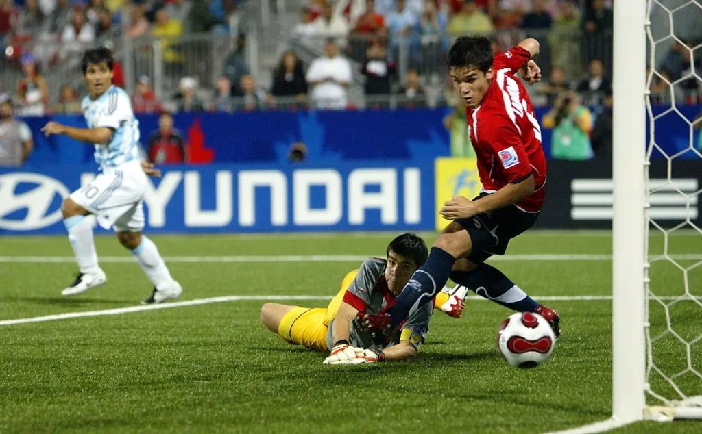 Nicolás Larrondo participó del Mundial sub-20 de Canadá 2007 junto a La Roja. Compartió camarín con Alexis Sánchez y Arturo Vidal.