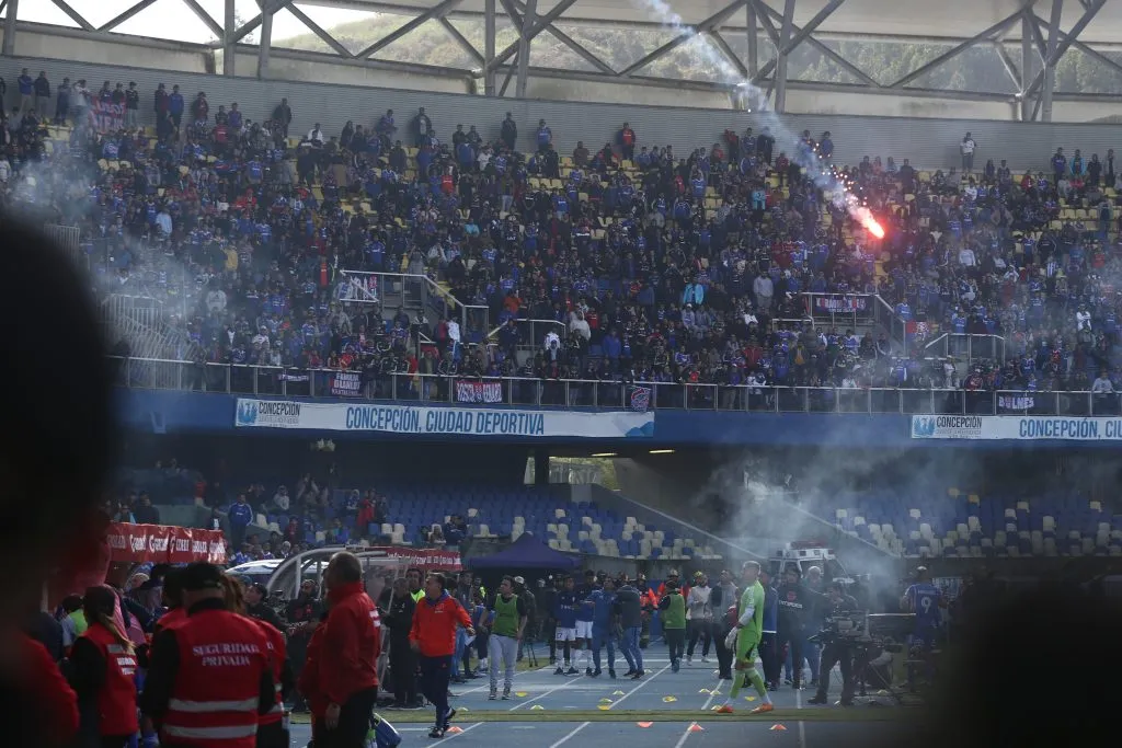 Desde el palco se lanzaron los fuegos de artificio. Mauricio Ulloa/Photosport