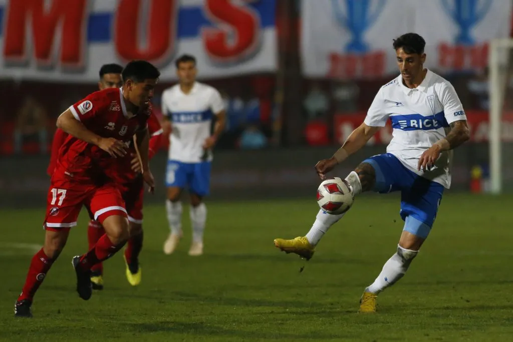Futbol, Universidad Catolica vs Union La Calera.
Fecha 15, campeonato Nacional 2023.
El jugador de Universidad Catolica Fernando Zampedri, derecha, juega el balon contra Union La Calera durante el partido de primera division disputado en el estadio Santa Laura.
Santiago, Chile.
20/05/2023
Marcelo Hernandez/Photosport

Football, Universidad Catolica vs Union La Calera.
15th date, 2023 National Championship.
Universidad Catolica’s player Fernando Zampedri, right, play the ball against Union La Calera during the first division match at the Santa Laura stadium.
Santiago, Chile.
20/05/2023
Marcelo Hernandez/Photosport