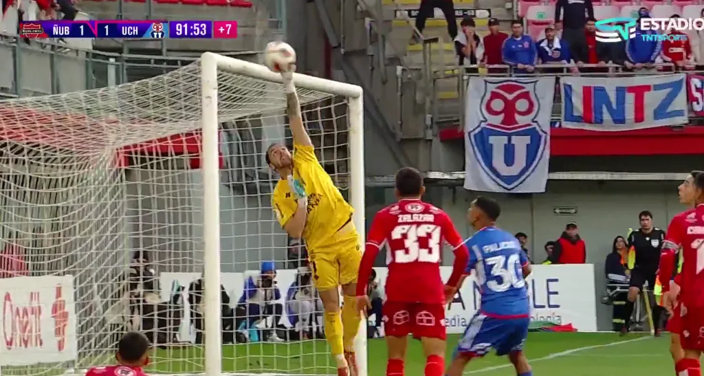 La tapada de Pérez que hizo levantarse de los asientos a los hinchas de la U | Foto: Captura TNT Sports