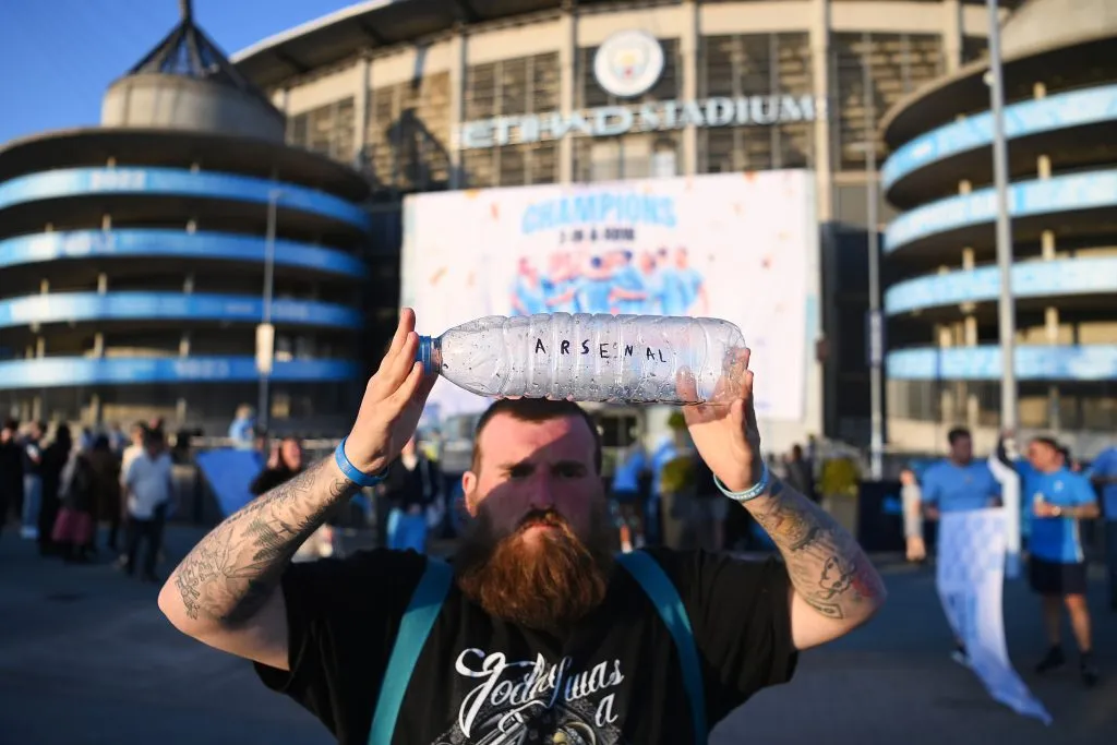 Hinchas del City se burlan de cómo el Arsenal perdió la liga. (Getty Images)