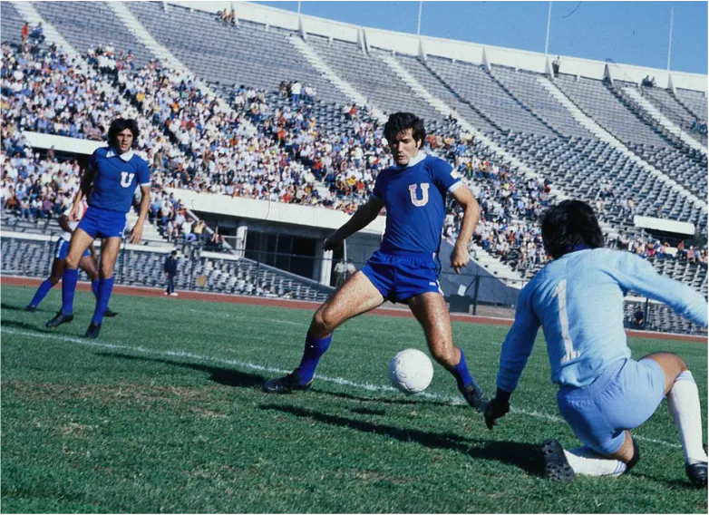 Quintano con la camiseta azul obtuvo los títulos de Primera División en 1965, 1967, 1969, la Copa Chile 1979 y la Copa Francisco Candelori 1969 | Foto: Archivo