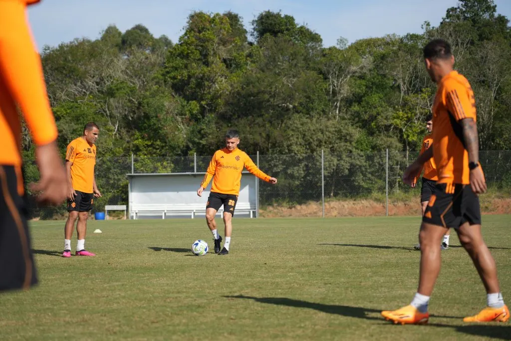 Charles Aránguiz trabajando con sus compañeros en esta jornada | Foto: Internacional