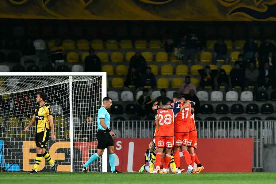 La U quiere volver a los abrazos ante Ñublense | Foto: Photosport