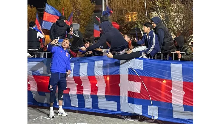 Cristóbal Campos recibe todo el cariño de los hinchas en el hotelazo