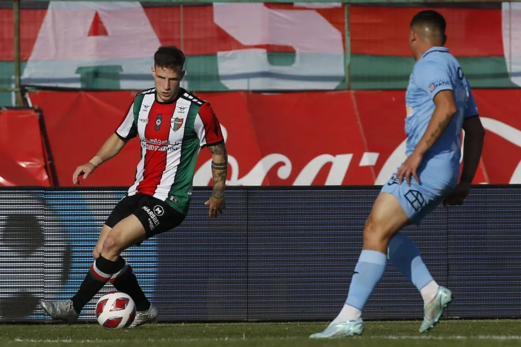 El delantero no le gustó el cambio ante los celestes | Foto: Photosport