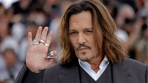 Johnny Depp paseándose por la alfombra roja de Cannes 2023.