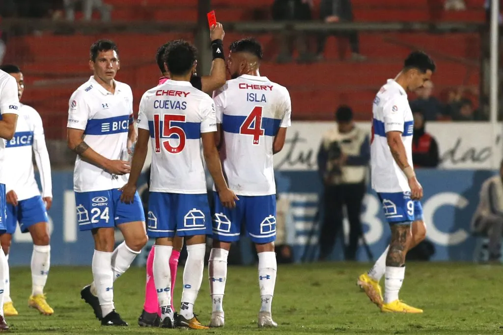 Isla en su último partido con la UC, se fue expulsado. Jonnathan Oyarzun/Photosport