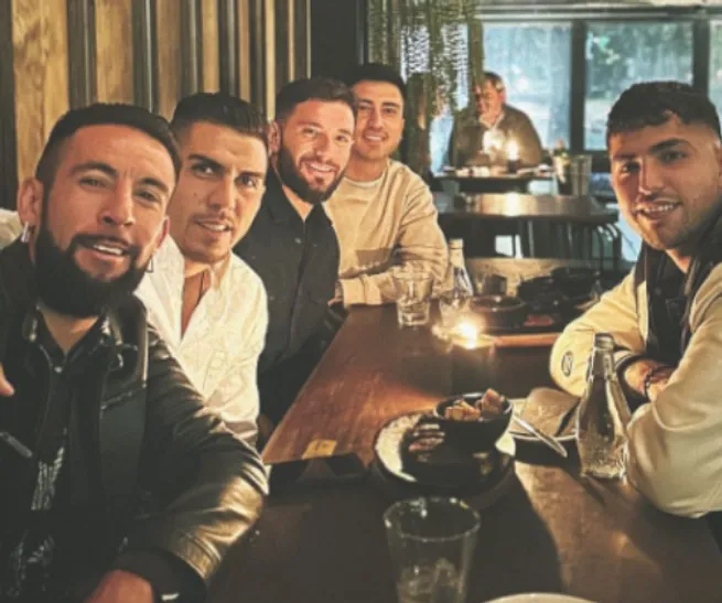 Isla compartiendo con sus ex compañeros de la UC | Foto: Instagram