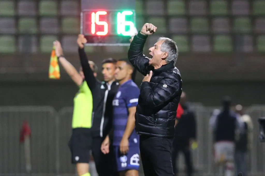 Ariel Holan repetiría equipo frente a los caleranos | Foto: Photosport