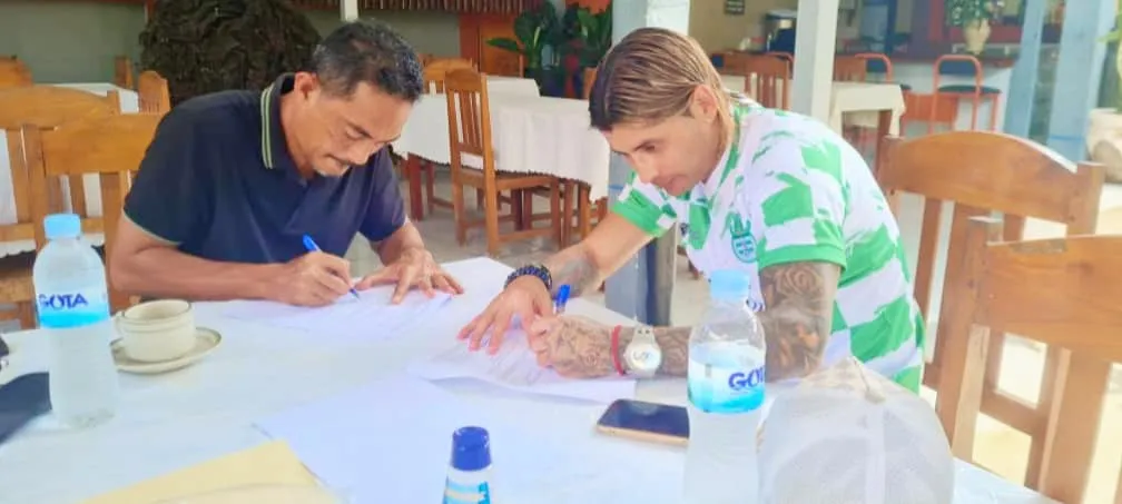 Mauricio Arias firma su contrato en Timor Oriental donde fue figura extranjera en Asia (Facebook)