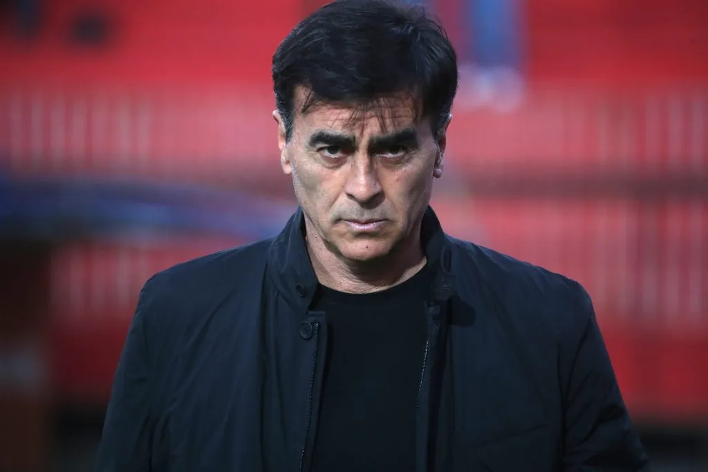 Quinteros deberá elegir bien los jugadores de cara al segundo semestre para dejar atrás los críticas de los hinchas albos | Foto: Jonnathan Oyarzun/Photosport