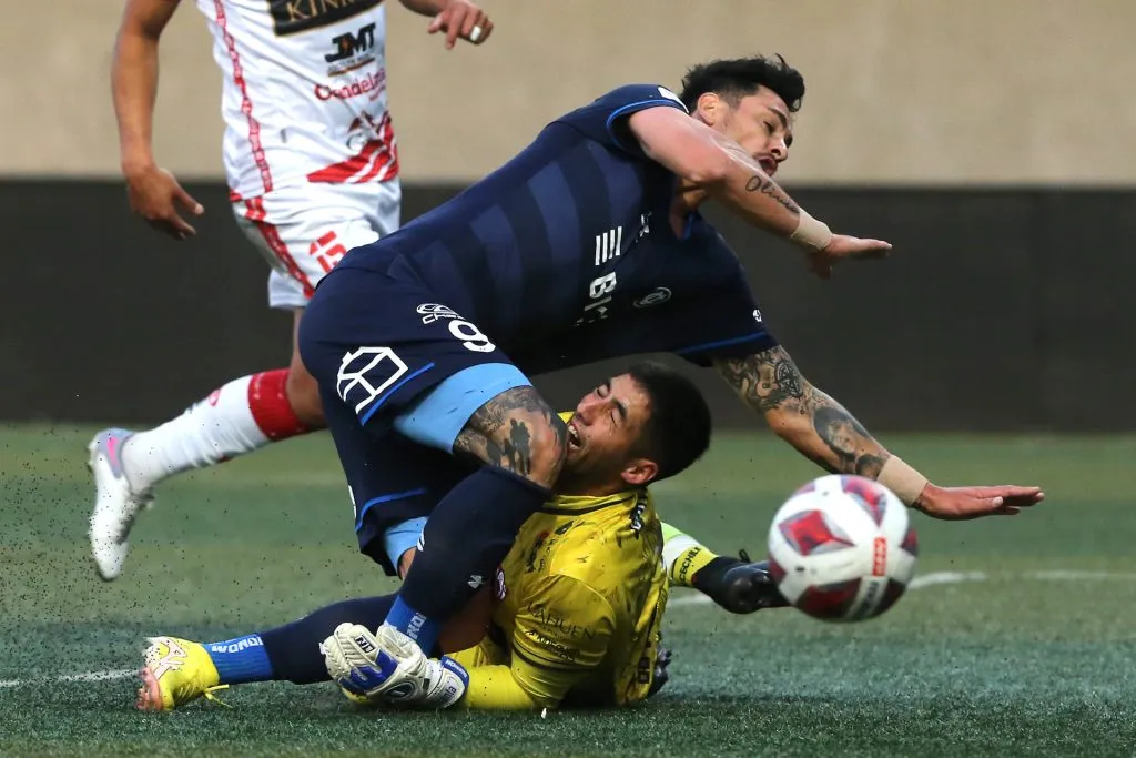 Nelson Espinoza sacó la peor parte ante Fernando Zampedri y terminó con una pieza dental menos (Photosport)