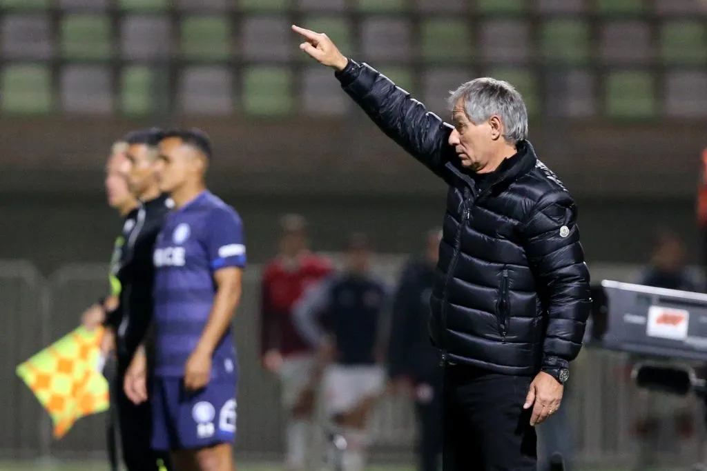 El técnico asegura que su puesto nunca estuvo en riesgo en la UC | Foto: Photosport