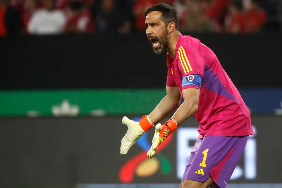 Bravo habló de su futuro en España. | Foto: Photosport