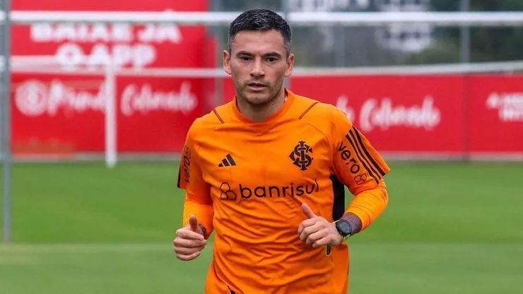 Los hinchas de Internacional se inquietan con el DT del club por no hacer jugar a Charles Aránguiz