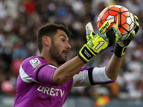 Paulo Garcés prepara el vuelo para atajar en un gigante de Primera B