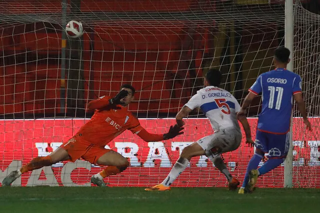Osorio anotando su primer gol con la número 11 (Photosport)