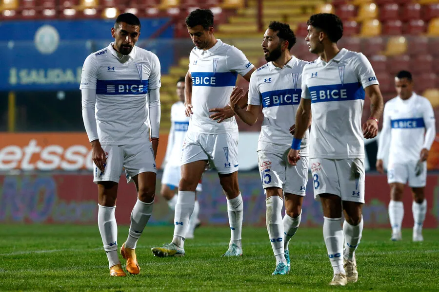 La UC cayó por 3-0 ante Universidad de Chile en el Santa Laura | Foto: Photosport