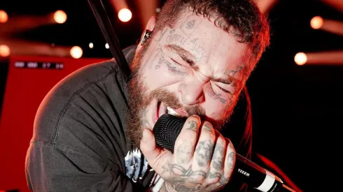 Post Malone dándolo todo en el escenario.