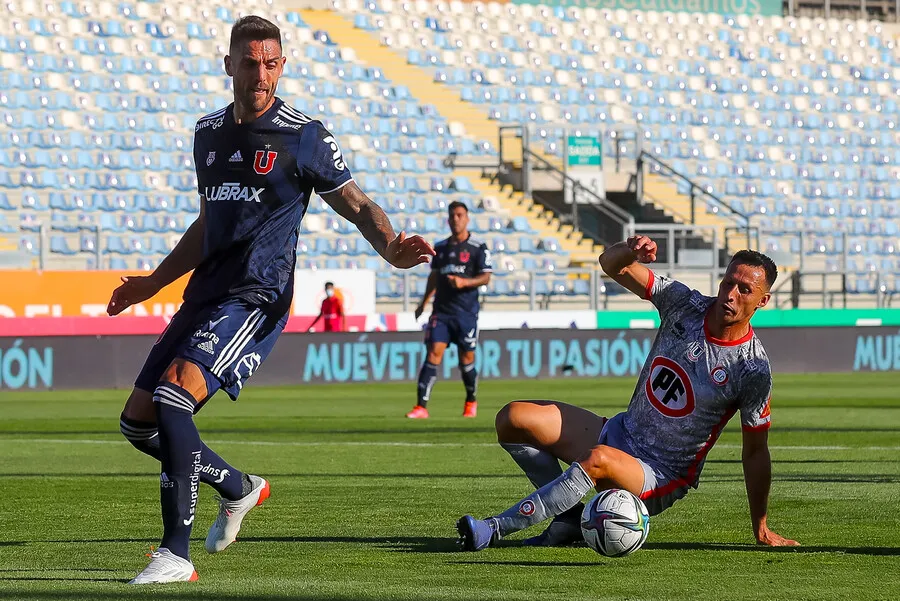 Larrivey ya dejó atrás su etapa de jugador azul. | Foto: Photosport