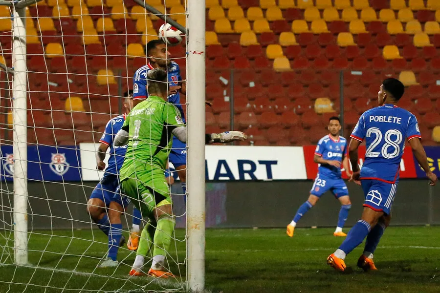 La defensa de la U estuvo sólida ante la UC. | Foto: Photosport