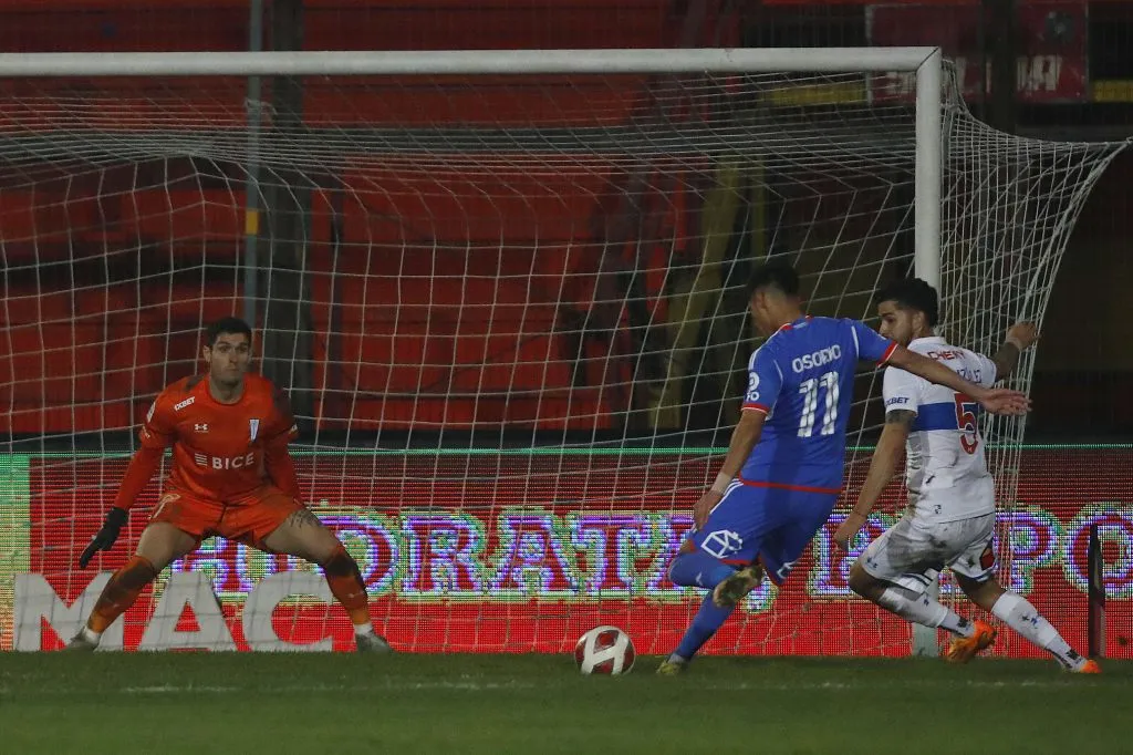 Darío Osorio se destapó ante Matías Dituro para el contundente 3-0 de la U ante la UC (Photosport)