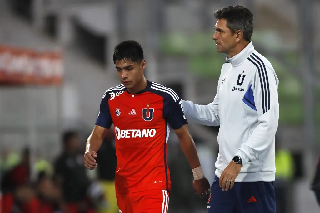 Pellegrino está ayudando mucho en el crecimiento futbolístico de Darío Osorio (Photosport)