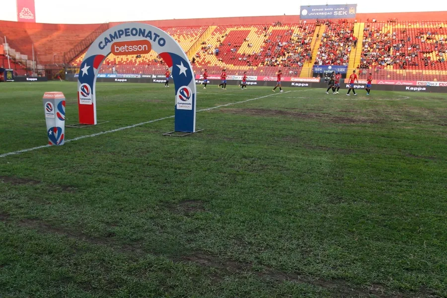 En su momento, Bustamante fue catalogado como el “mejor canchero del país” por el propio Marcelo Bielsa | Foto: Photosport