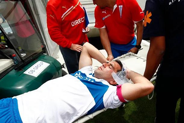 Barrera también fue el locutor del duelo ante los cruzados y el rollo de papel que cayó sobre Fernando Meneses (Archivo)