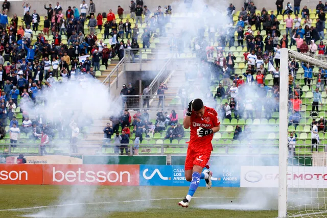 Momento en que Martín Parra sufre la violencia de los hinchas cruzados (Photosport)