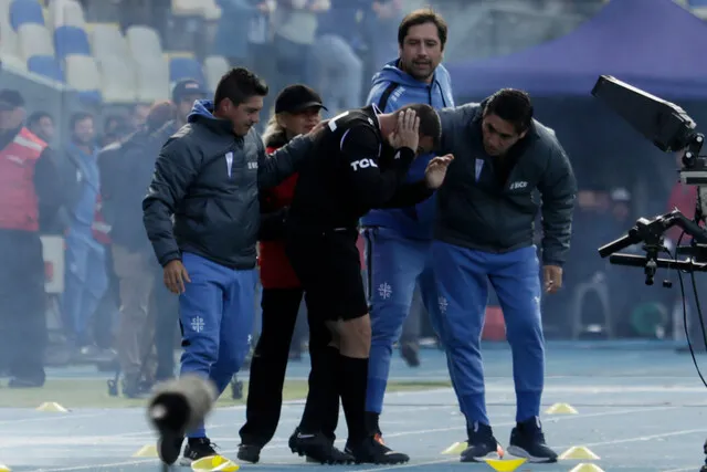 El cuarto juez, Diego Flores, sufrió de un trauma acústico producto de las bombas de estruendo y bengalas que cayeron a la cancha (Photosport)