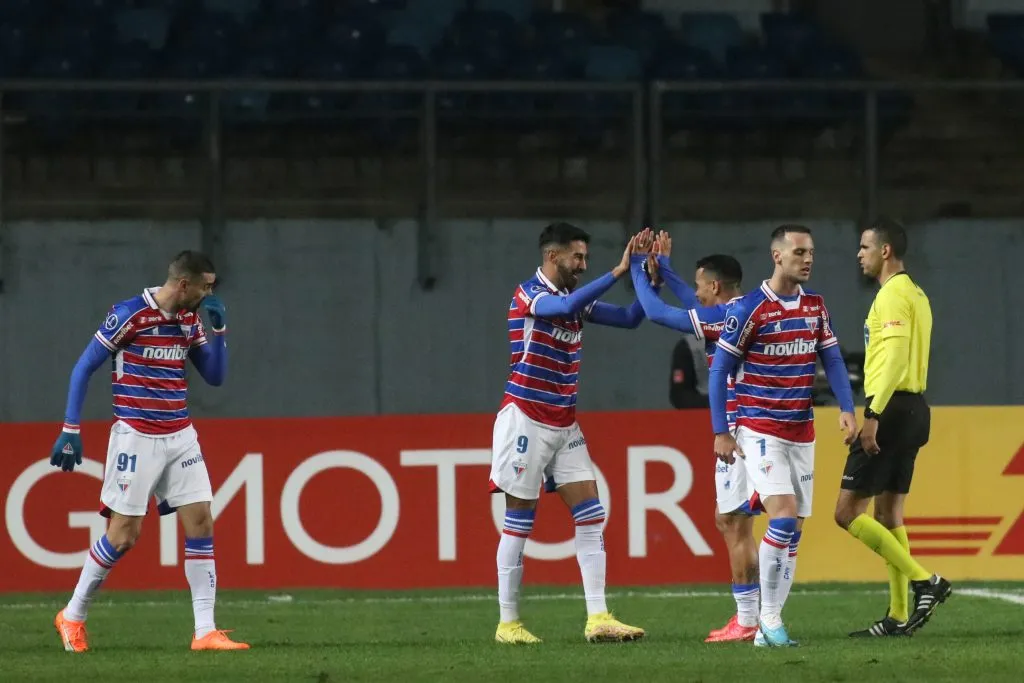 Martín Lucero celebró ante Fortaleza (Foto: Photosport)