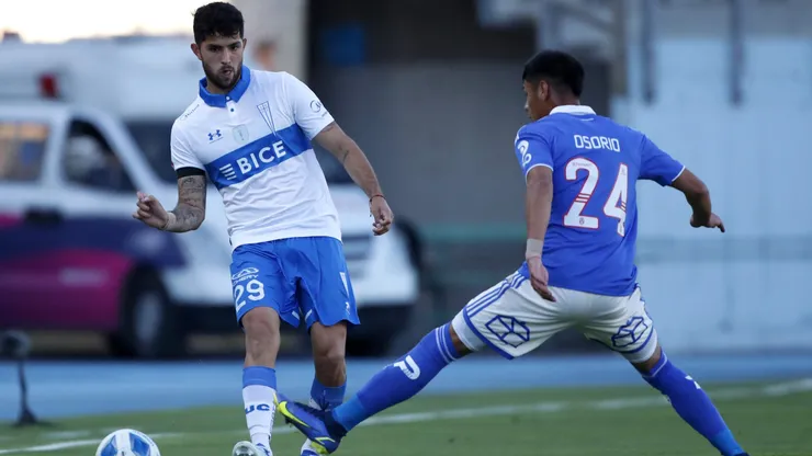 Daniel González no lo pasó bien como lateral derecho en la UC en el clásico por Copa Chile ante la U