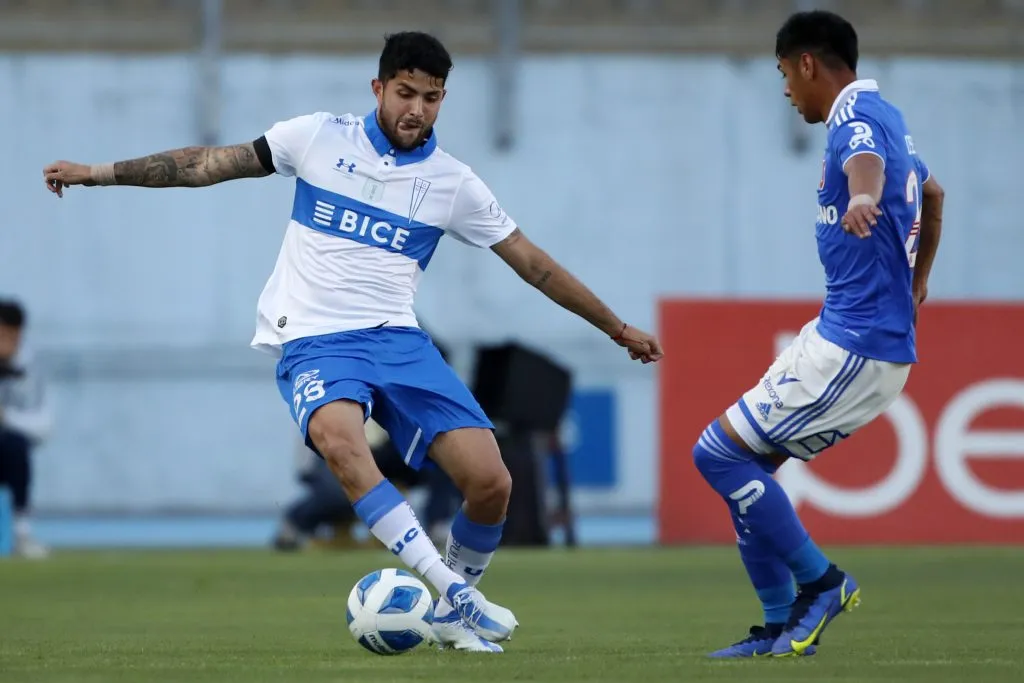 Dani González -izquierda- en ese partido sufrió más de la cuenta por la derecha con los embates de Assadi, Osorio y el propio Chorri Palacios (Photosport)
