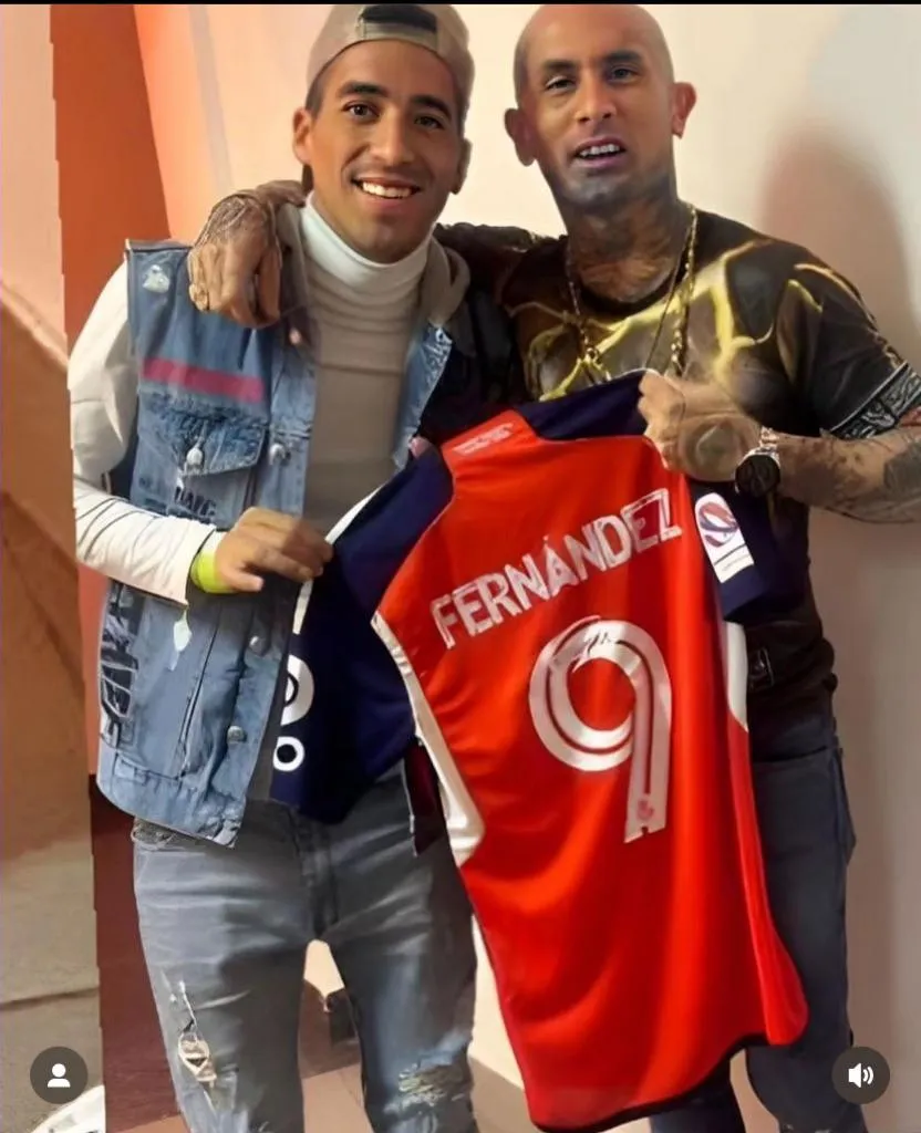 Leandro Fernández le regaló una camiseta a Emanuel Noir vocalista de la banda Ke Personajes