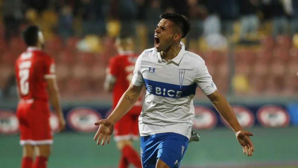 Alexander Aravena seguirá jugando en la Universidad Católica, al menos, hasta fines de la temporada 2023 (Photosport)