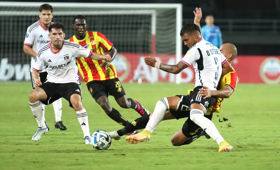 Deportivo Pereira visita a Colo Colo para buscar su clasificación. | Foto: Photosport