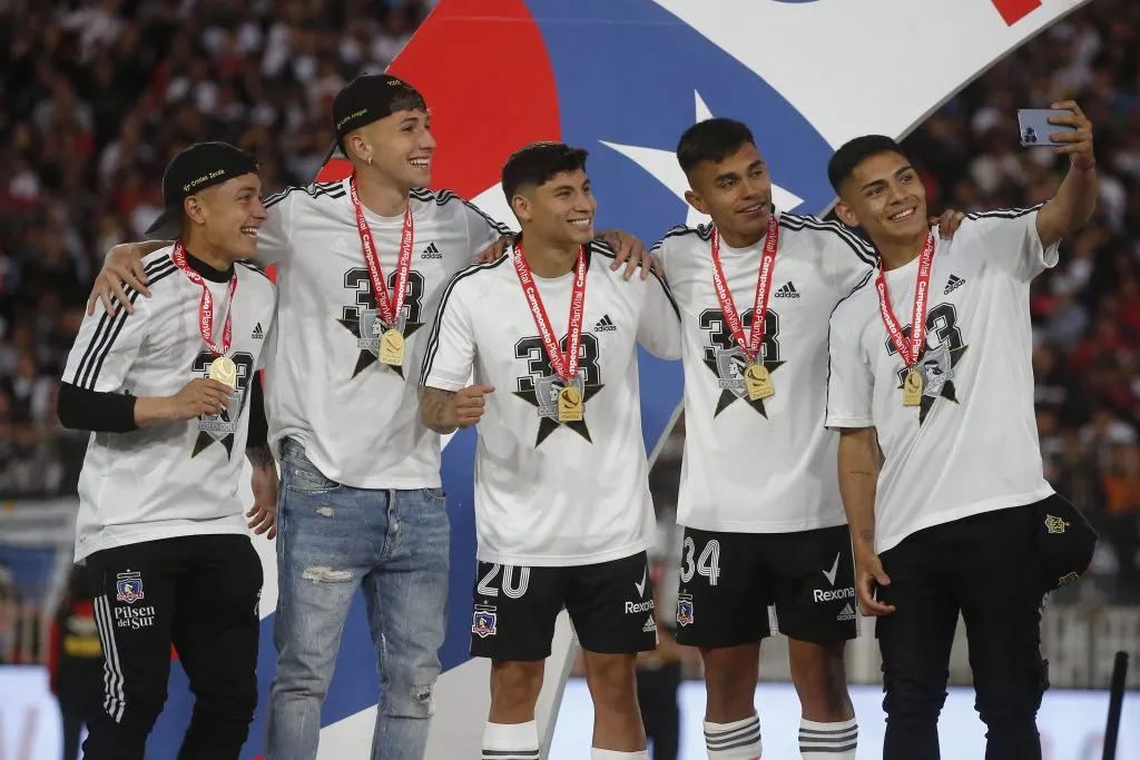 Joan Cruz -derecha- se fue como campeón con Colo Colo pese a que jugó poco y nada. El volante decidió emigrar a España antes de pelearla en el Cacique (Photosport)