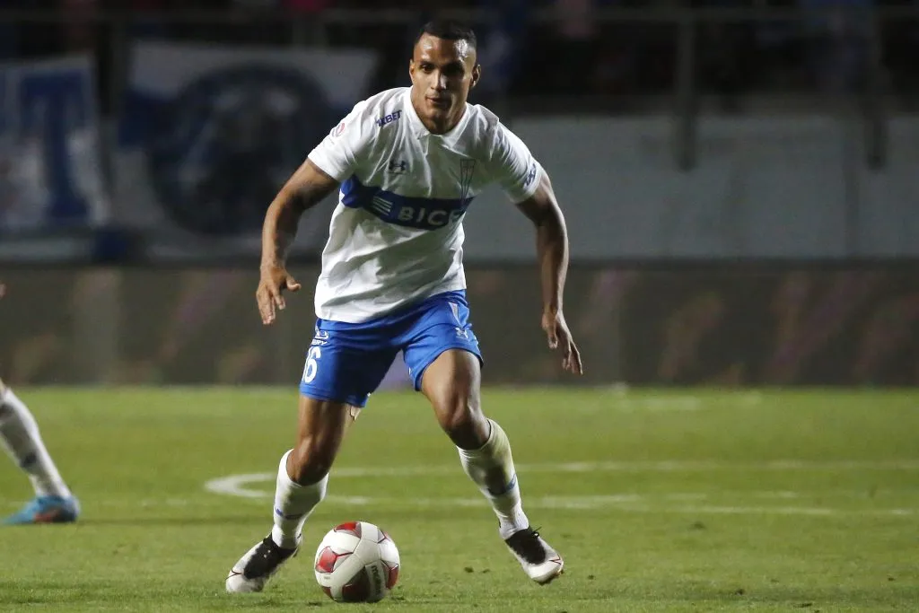 Brayan Rovira tiene una segunda oportunidad en el mediocampo de la UC (Photosport)