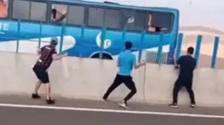 Hinchas de Iquique lanzaron piedras a bus que transportaba a fanáticos de San Marcos de Arica.