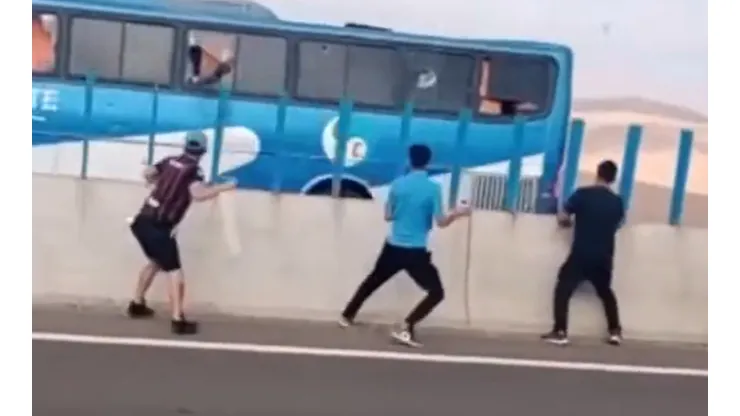 Hinchas de Iquique lanzaron piedras a bus que transportaba a fanáticos de San Marcos de Arica.