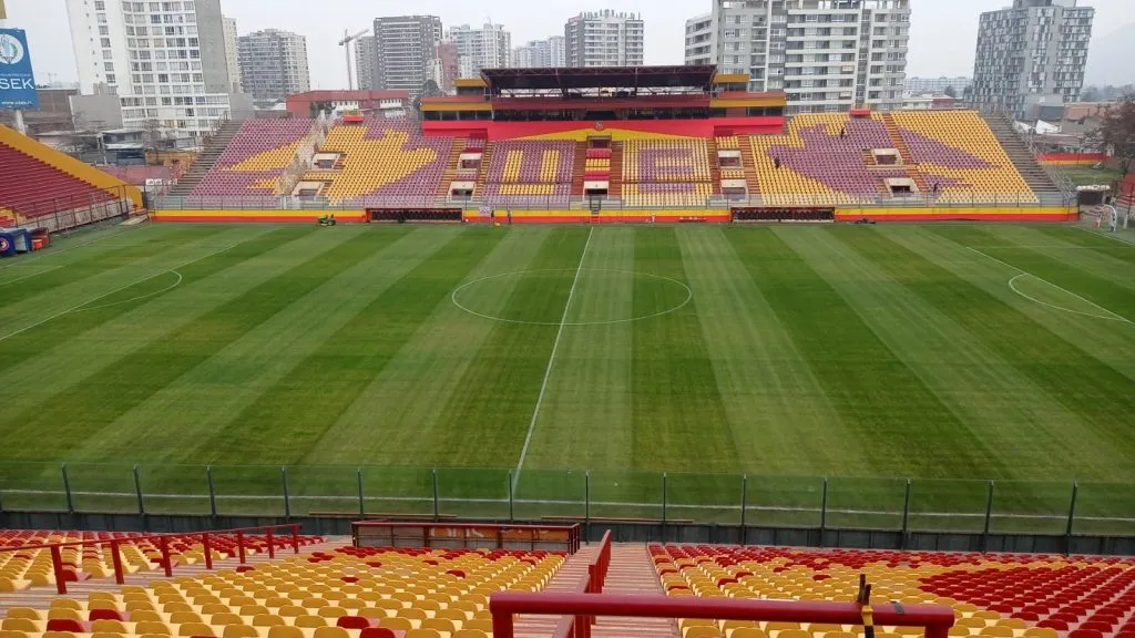 La cancha del Santa Laura se monitorea constantemente para el miércoles (Patricio Bustamante)