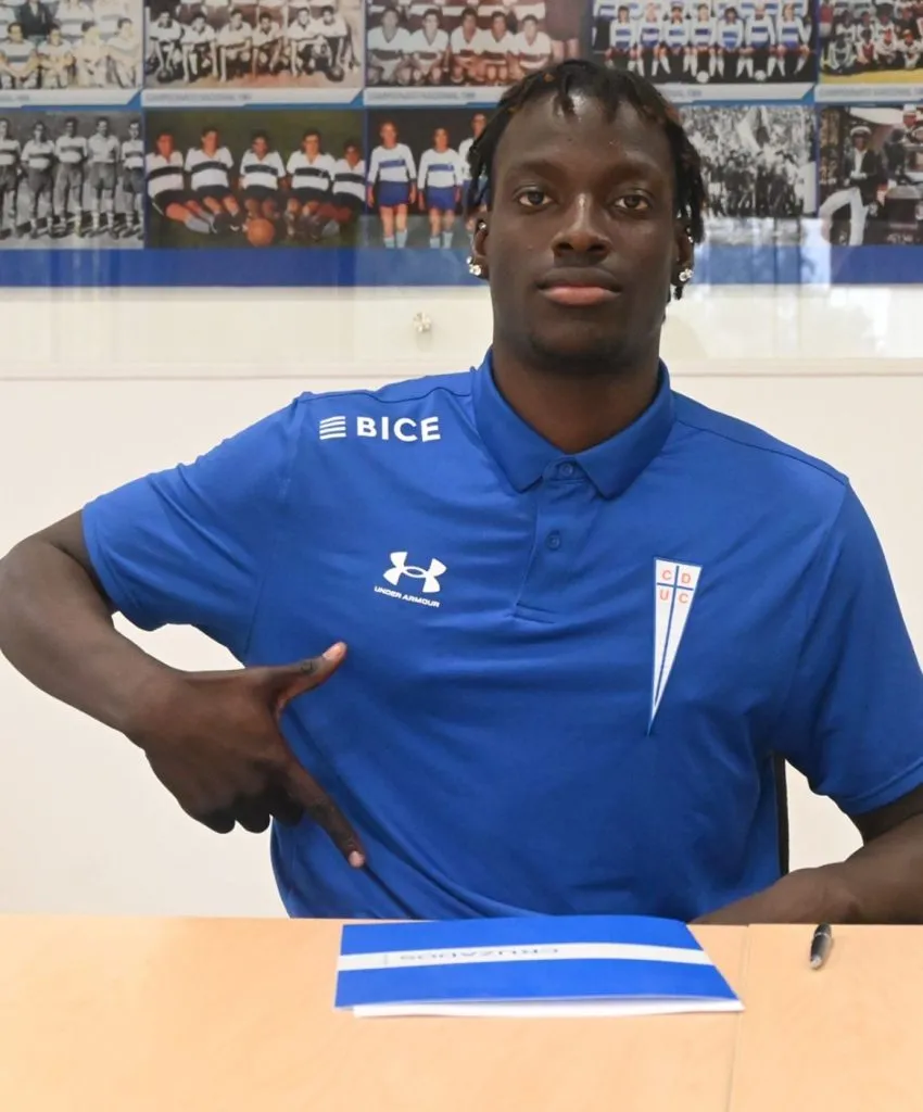 Touray firmó su contrato profesional con la UC | Foto: Cruzados