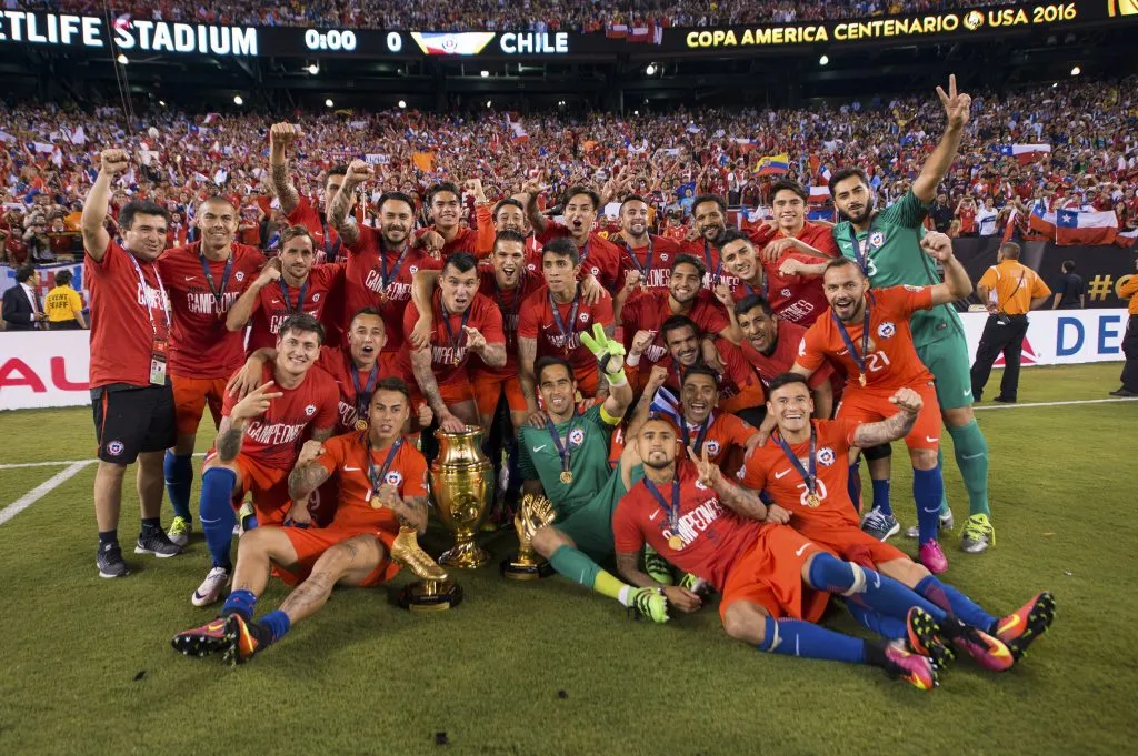 José Pedro Fuenzalida -izquierda- es parte de la Generación Dorada de la Selección y recordó el encuentro final ante Argentina (Photosport)